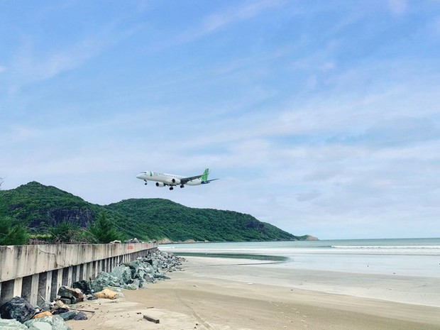 Chiêm ngưỡng bãi biển hoang sơ nằm trong top đẹp nhất thế giới với view máy bay ngay trước mắt, tuổi trẻ nhất định phải check-in một lần - Ảnh 3.