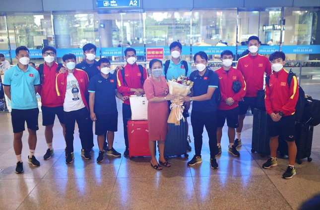 CĐV mang gấu bông, đồ ăn đến sân bay đón tuyển thủ U23 Việt Nam  - Ảnh 3.