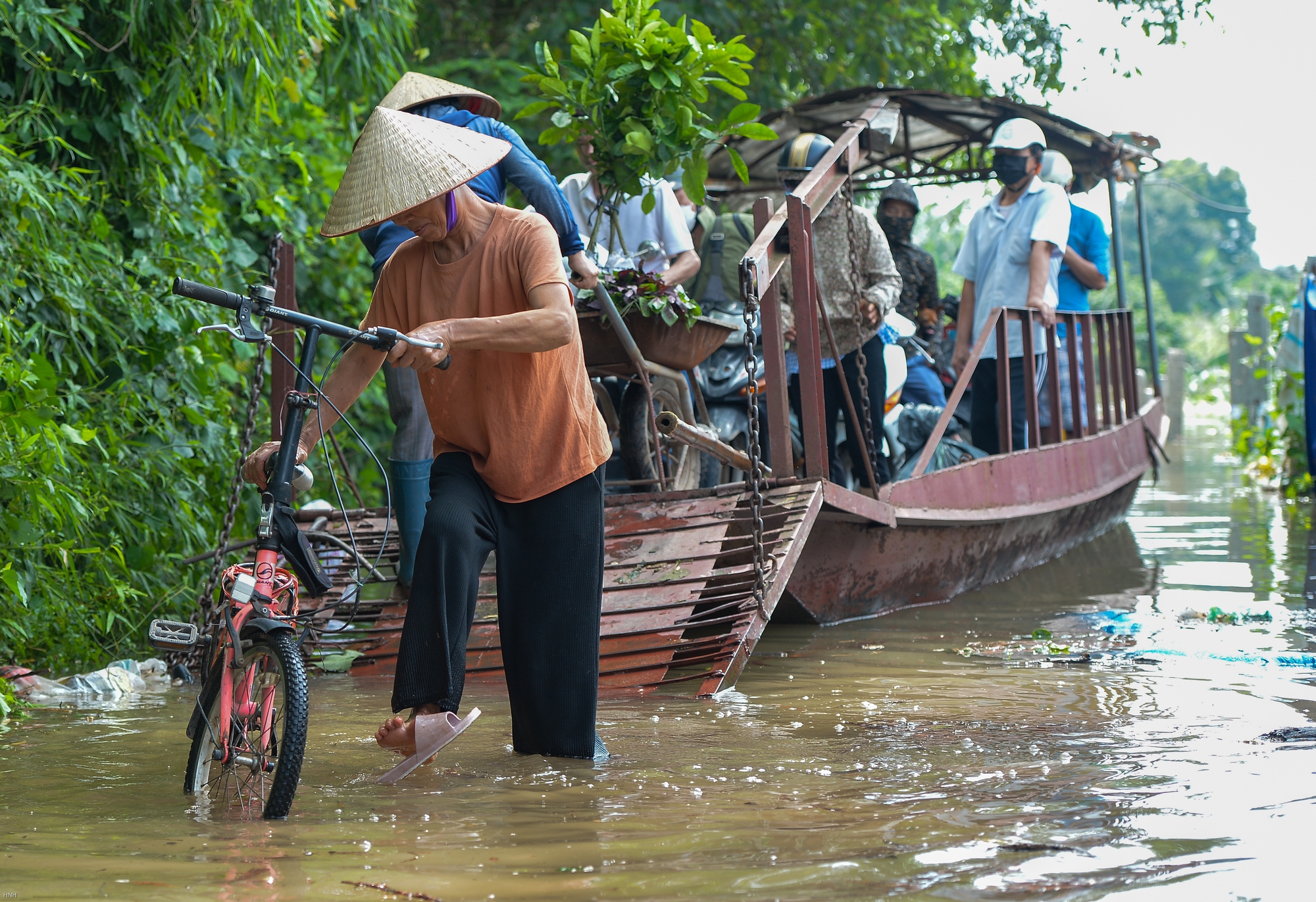 Hà Nội: Bãi giữa sông Hồng biến thành ốc đảo, người dân phải đi đò vào bờ - Ảnh 9.