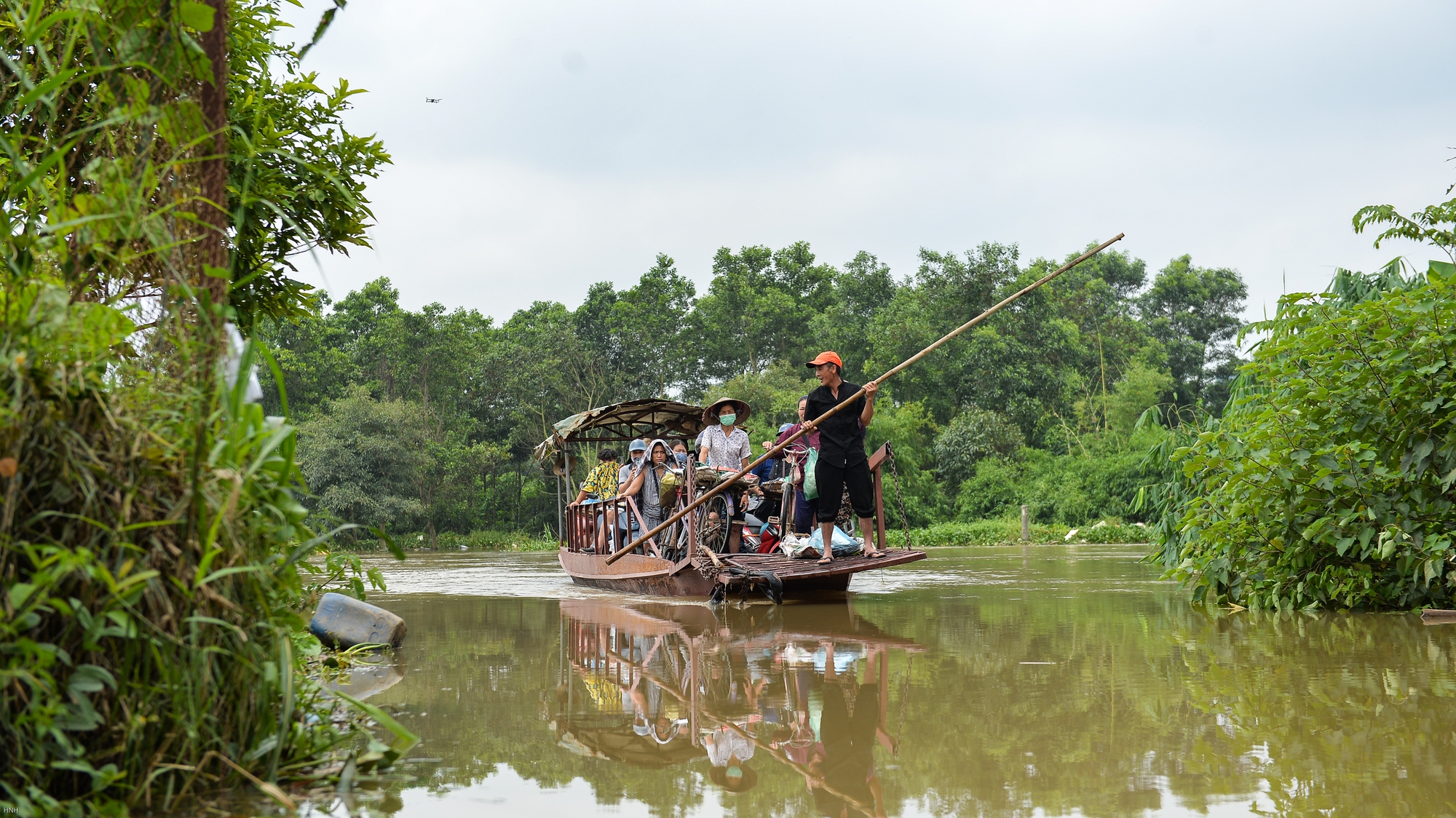 Hà Nội: Bãi giữa sông Hồng biến thành ốc đảo, người dân phải đi đò vào bờ - Ảnh 3.