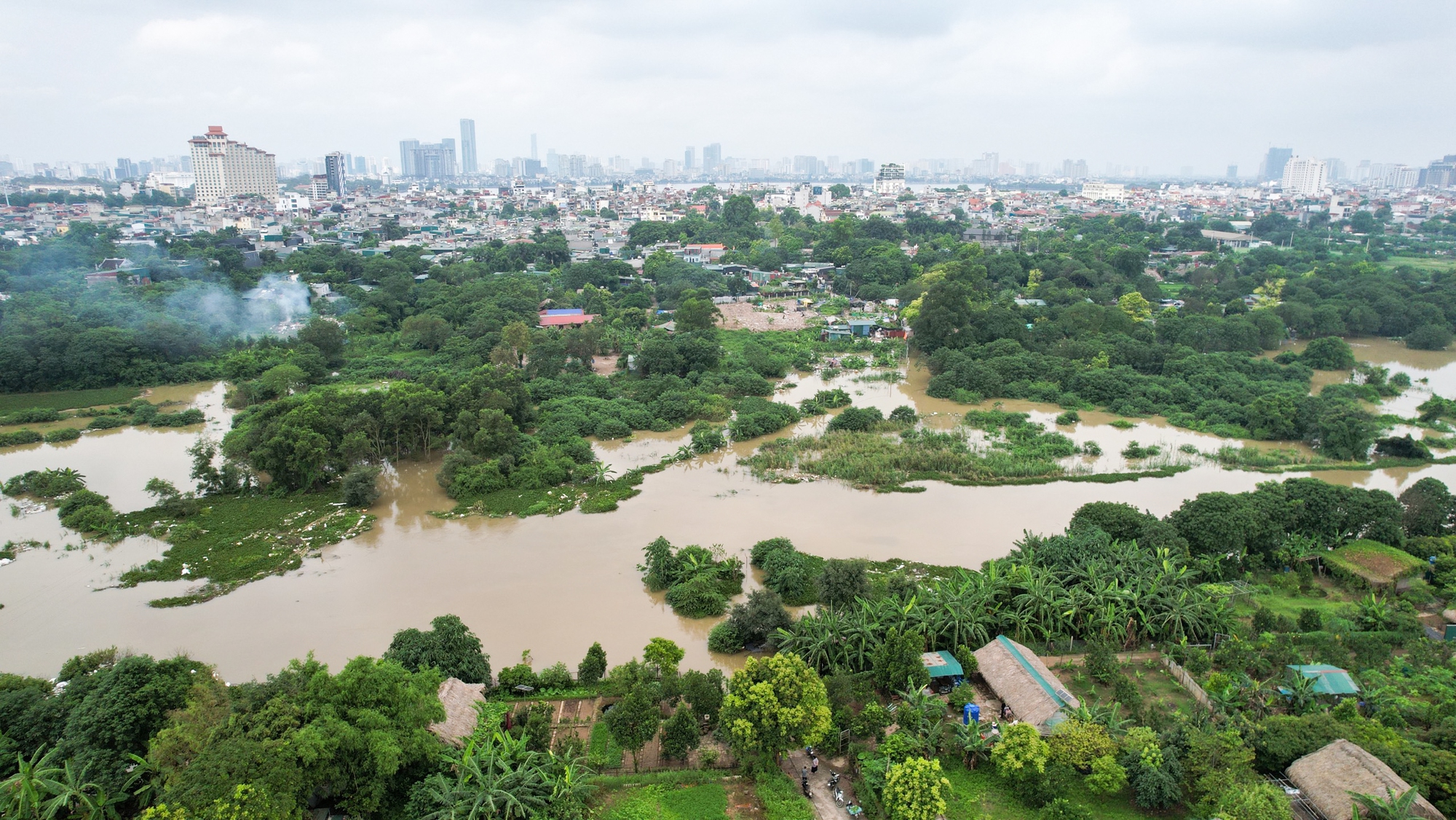 Hà Nội: Bãi giữa sông Hồng biến thành ốc đảo, người dân phải đi đò vào bờ - Ảnh 1.