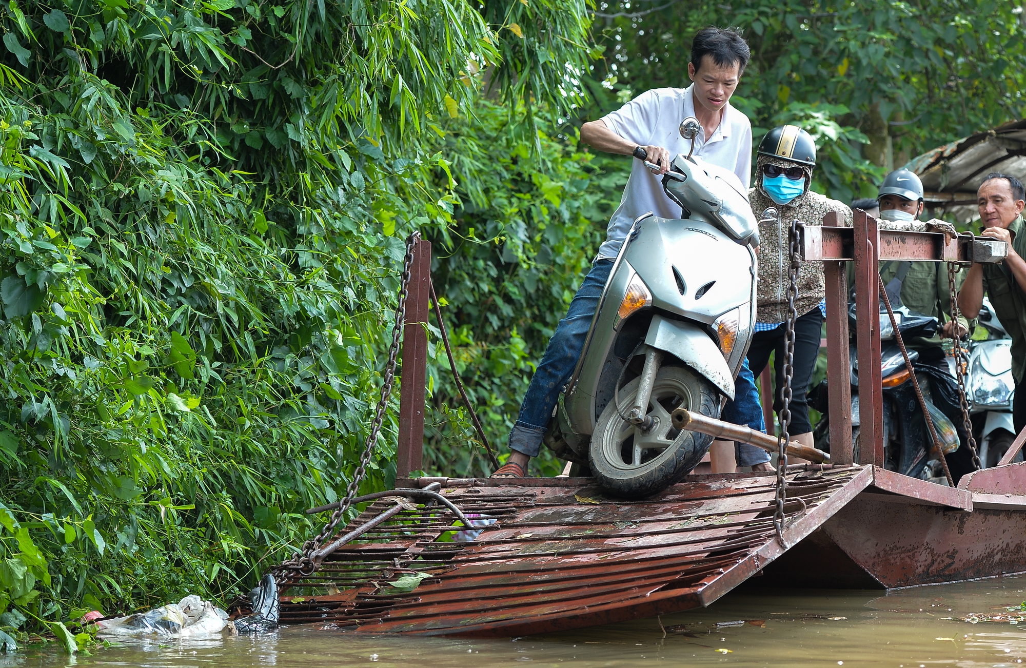 Hà Nội: Bãi giữa sông Hồng biến thành ốc đảo, người dân phải đi đò vào bờ - Ảnh 6.