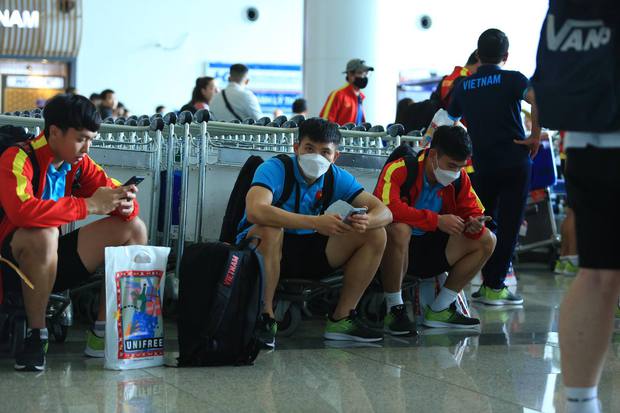 U23 Việt Nam hạ cánh an toàn sau 30 tiếng di chuyển từ Uzbekistan về Hà Nội - Ảnh 11.