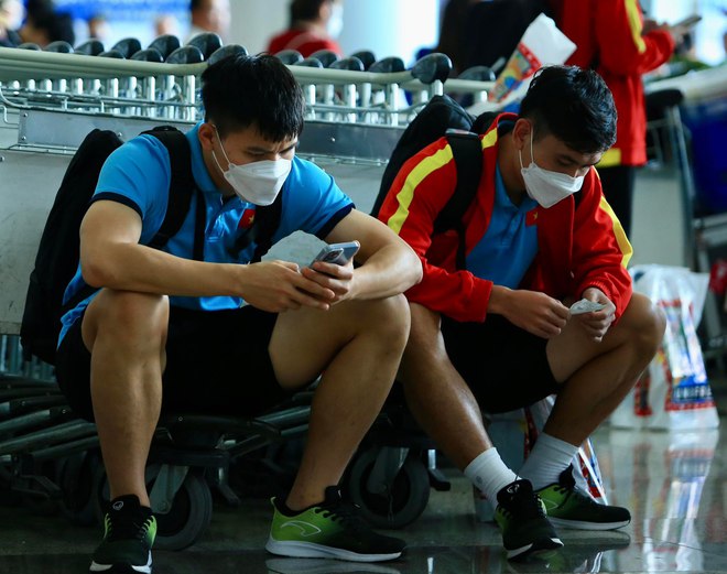 U23 Việt Nam hạ cánh an toàn sau 30 tiếng di chuyển từ Uzbekistan về Hà Nội - Ảnh 12.