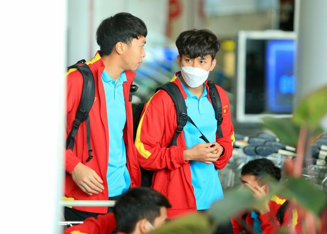 U23 Việt Nam hạ cánh an toàn sau 30 tiếng di chuyển từ Uzbekistan về Hà Nội - Ảnh 14.