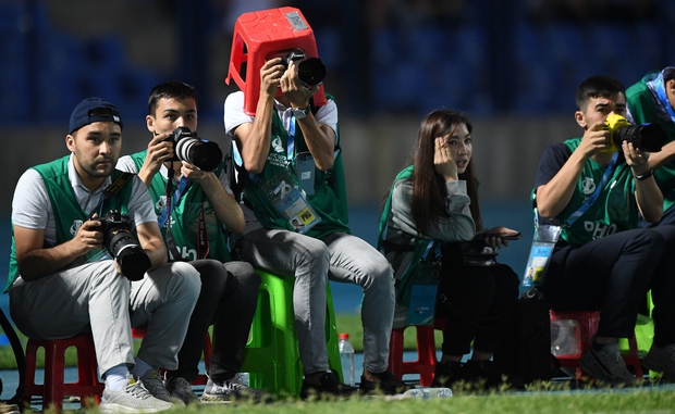 Chính thức: U23 Uzbekistan phải thi đấu trên sân không khán giả, nộp phạt hơn 1 tỷ đồng vụ CĐV ném đá vào sân - Ảnh 4.