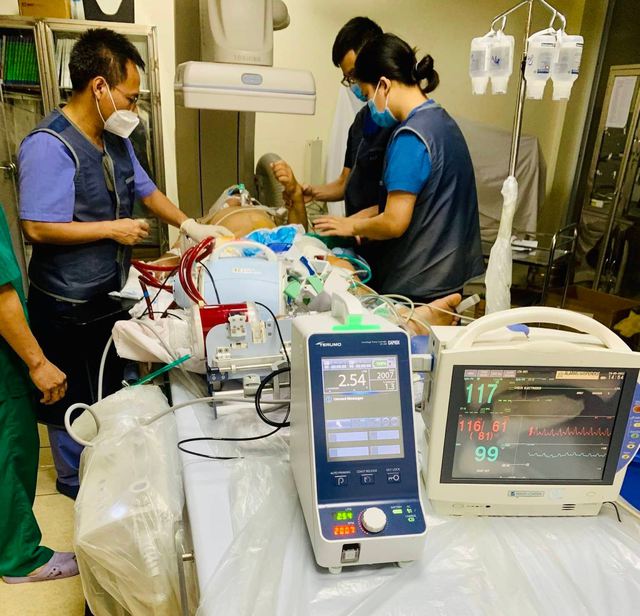 Thanh Hóa: Sử dụng cùng lúc 2 kỹ thuật cao cứu sống ngoạn mục bệnh nhân bị ngừng tim - Ảnh 3.