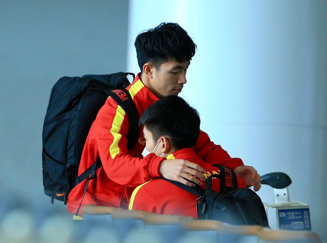 U23 Việt Nam hạ cánh an toàn sau 30 tiếng di chuyển từ Uzbekistan về Hà Nội - Ảnh 8.