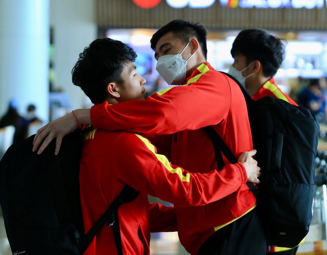 U23 Việt Nam hạ cánh an toàn sau 30 tiếng di chuyển từ Uzbekistan về Hà Nội - Ảnh 9.