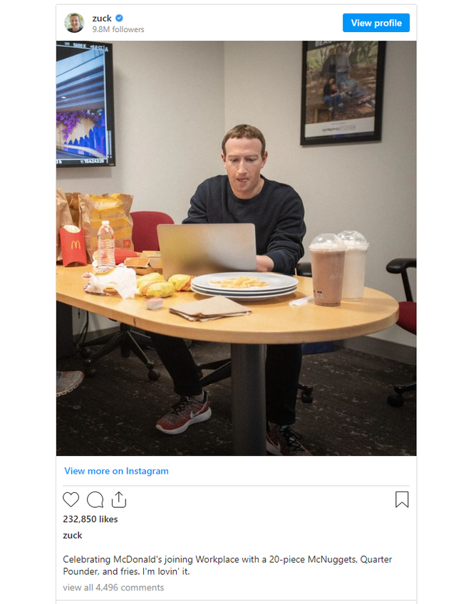  Chán ghét Apple, Mark Zuckerberg dùng Photoshop xóa logo Táo Khuyết để dân mạng không biết mình dùng MacBook  - Ảnh 1.