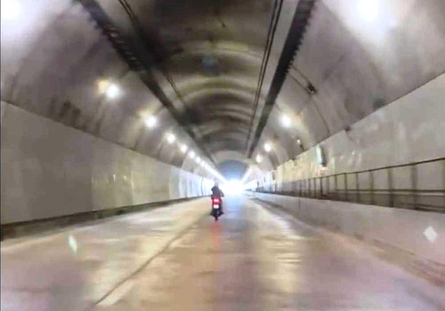  Truy tìm nam thanh niên liều lĩnh vượt chốt cấm, xuyên hầm đường bộ Hải Vân bằng xe gắn máy  - Ảnh 1.