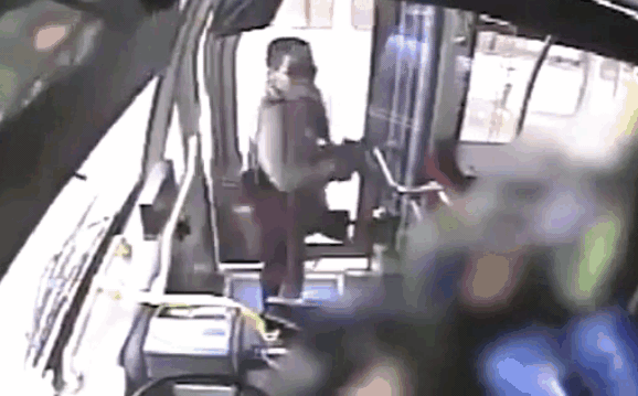 Clip: Người phụ nữ hất nước tiểu vào tài xế xe buýt rồi bỏ chạy