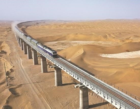Cận cảnh tuyến đường sắt đầu tiên trên thế giới chạy quanh sa mạc - Ảnh 4.