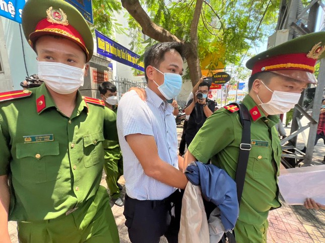 Khởi tố Giám đốc CDC Khánh Hoà và hai người liên quan việc mua kit test Việt Á  - Ảnh 2.