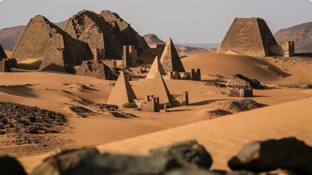 Điều ít biết về nơi có nhiều kim tự tháp hơn cả Ai Cập - Ảnh 1.