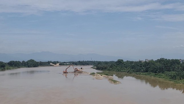 Giám đốc công ty khai thác cát đánh kiểm sát viên tới tấp tại điểm dừng đèn đỏ - Ảnh 2.