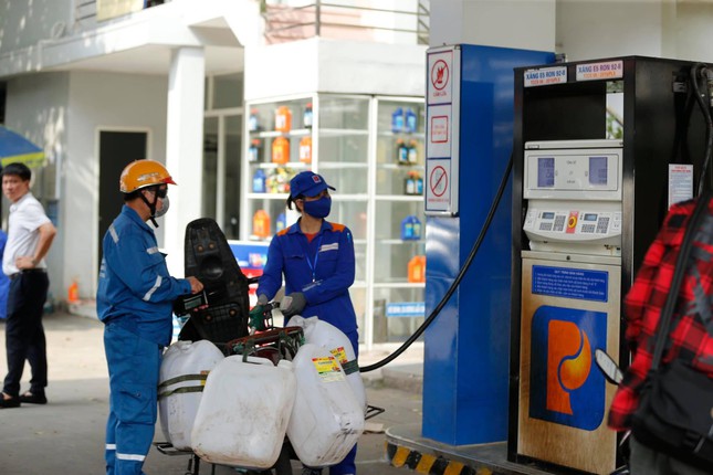 Nóng việc mua xăng từ Malaysia, dự trữ xăng dầu của doanh nghiệp: Bộ Công Thương nói gì?  - Ảnh 2.