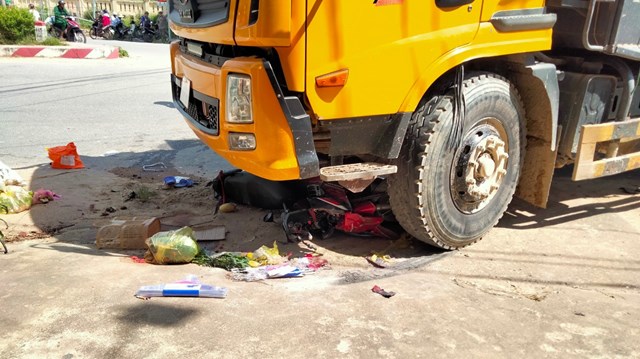 Tai nạn thương tâm ở Hà Tĩnh, con bị cuốn vào gầm xe tải tử vong, mẹ nguy kịch - Ảnh 2.