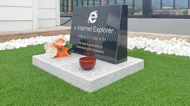  Vừa bị khai tử, Internet Explorer đã được dựng mộ tiếc thương tại Hàn Quốc, đọc dòng chữ tri ân khiến ai cũng cảm thán  - Ảnh 2.