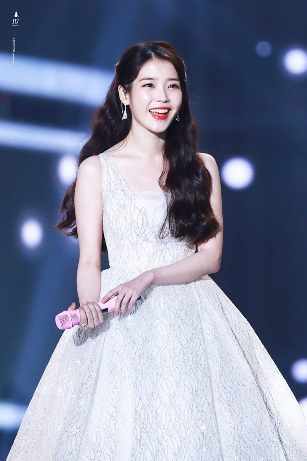 Quốc bảo hiếm có IU: Vượt qua tuổi thơ và ồn ào để vươn đến trí độc nhất ở tuổi 29 và màn đột phá tại LHP Cannes - Ảnh 1.