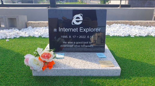 Kỹ sư Hàn Quốc làm bia tưởng niệm trình duyệt Internet Explorer - Ảnh 1.