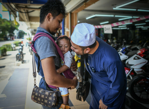 Bố địu con cùng đi giao hàng, được người lạ hỏi chuyện, nghe vài câu đã trào nước mắt - Ảnh 3.