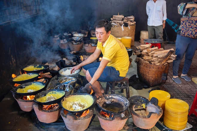 Bánh xèo chay 23 năm đãi khách miễn phí ở An Giang, số lượng bánh đổ 6.000 chiếc/ngày, người đổ bánh MÚA với 10 chiếc chảo liên tục - Ảnh 13.