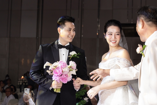 Đám cưới Karen Nguyễn và chồng gốc Hoa: Cô dâu xinh xắn, rơi nước mắt thông báo đã có em bé - Ảnh 16.