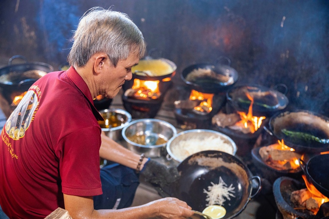 Bánh xèo chay 23 năm đãi khách miễn phí ở An Giang, số lượng bánh đổ 6.000 chiếc/ngày, người đổ bánh MÚA với 10 chiếc chảo liên tục - Ảnh 10.