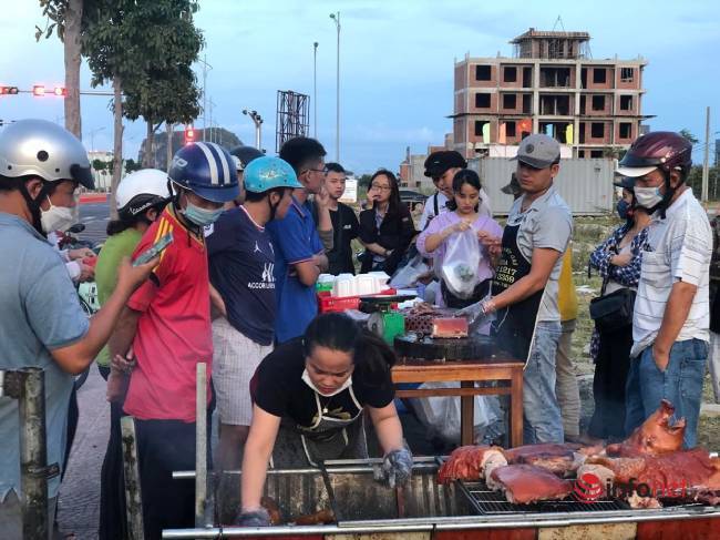 Quầy heo quay vỉa hè chỉ bán 3 tiếng buổi chiều, khách đông nghịt đợi cả tiếng, ngày hết vèo 2 tạ - Ảnh 2.