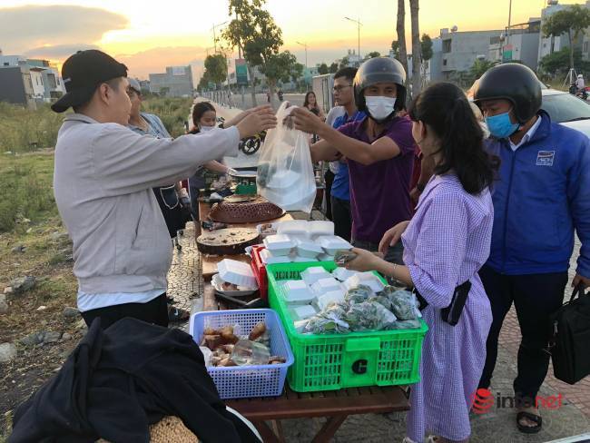 Quầy heo quay vỉa hè chỉ bán 3 tiếng buổi chiều, khách đông nghịt đợi cả tiếng, ngày hết vèo 2 tạ - Ảnh 11.