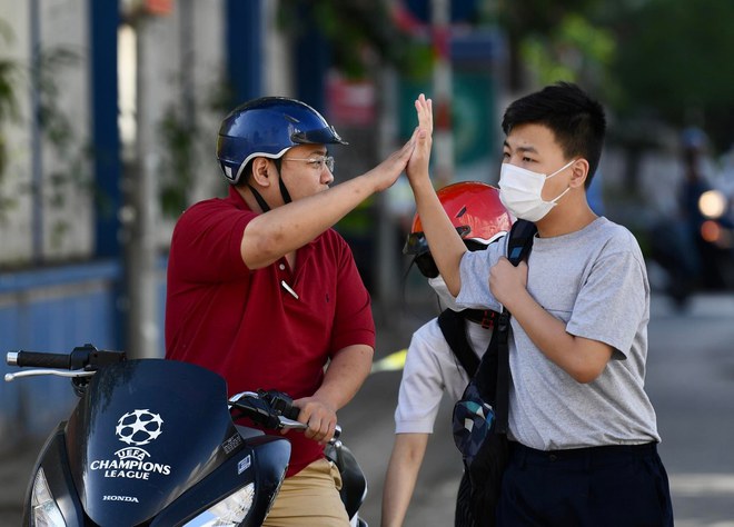 Ra cổng trường thi nhìn cảnh những ông bố đợi con hàng giờ giữa cái nóng đổ lửa: Ngày của Cha nhưng vẫn dành tất cả cho con! - Ảnh 12.