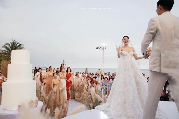 Toàn cảnh đám cưới của Minh Hằng và chồng doanh nhân: Chú rể lộ diện, vợ chồng son hôn nhau cực ngọt trên lễ đường - Ảnh 14.
