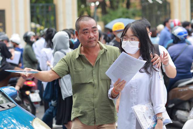 Ra cổng trường thi nhìn cảnh những ông bố đợi con hàng giờ giữa cái nóng đổ lửa: Ngày của Cha nhưng vẫn dành tất cả cho con! - Ảnh 14.