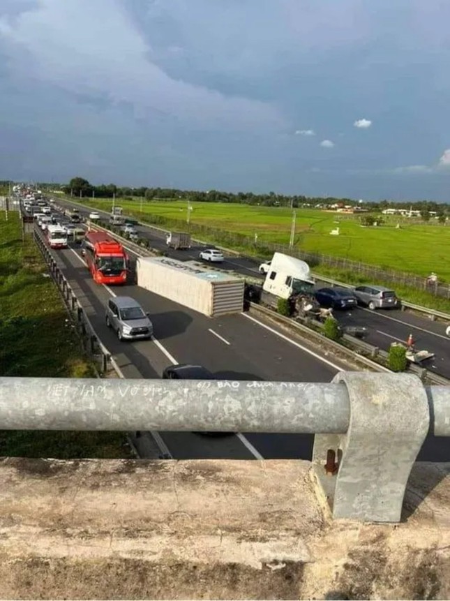 Thùng container lật ngang, cao tốc TP. HCM - Trung Lương ùn tắc kéo dài 10 km - Ảnh 3.