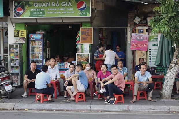 Ra cổng trường thi nhìn cảnh những ông bố đợi con hàng giờ giữa cái nóng đổ lửa: Ngày của Cha nhưng vẫn dành tất cả cho con! - Ảnh 5.