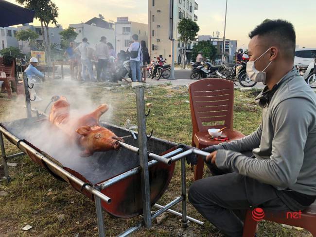 Quầy heo quay vỉa hè chỉ bán 3 tiếng buổi chiều, khách đông nghịt đợi cả tiếng, ngày hết vèo 2 tạ - Ảnh 5.