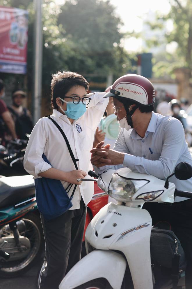 Ra cổng trường thi nhìn cảnh những ông bố đợi con hàng giờ giữa cái nóng đổ lửa: Ngày của Cha nhưng vẫn dành tất cả cho con! - Ảnh 9.