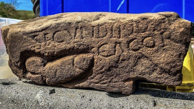 Giải mã hình dương vật được chạm khắc vào đá tại pháo đài La Mã - Ảnh 1.