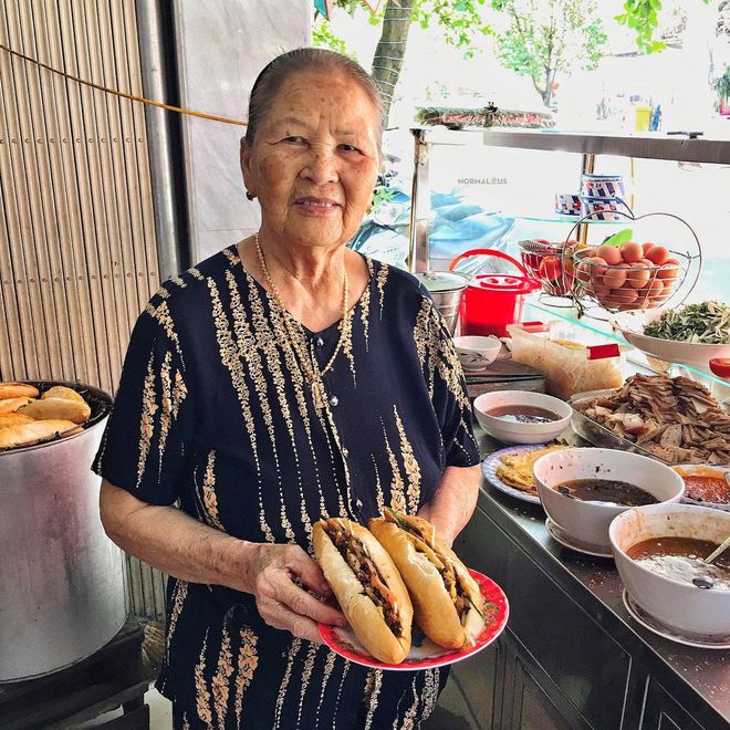Những tiệm bánh mì thơm ngon “số dzách” ở Việt Nam được báo nước ngoài khen ngợi hết lời, khách Tây ghé mua nườm nượp - Ảnh 1.