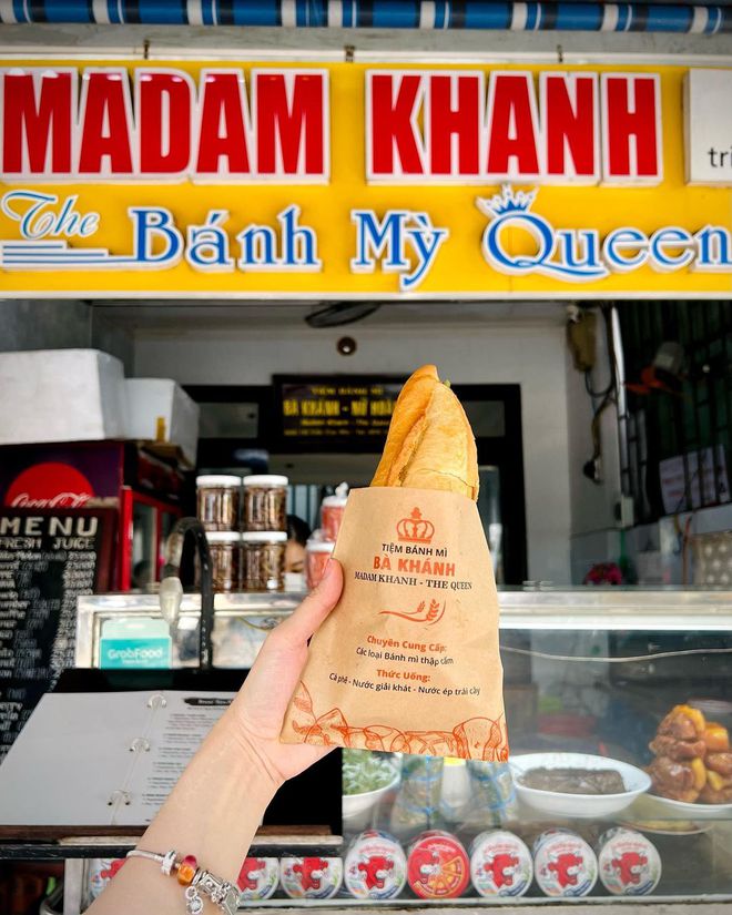 Những tiệm bánh mì thơm ngon “số dzách” ở Việt Nam được báo nước ngoài khen ngợi hết lời, khách Tây ghé mua nườm nượp - Ảnh 2.