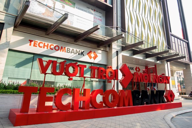 Thu nhập của nhân viên Techcombank có khủng như lời đồn nếu đem so sánh với thu nhập nhân viên MBBank, VPBank và ACB?  - Ảnh 1.