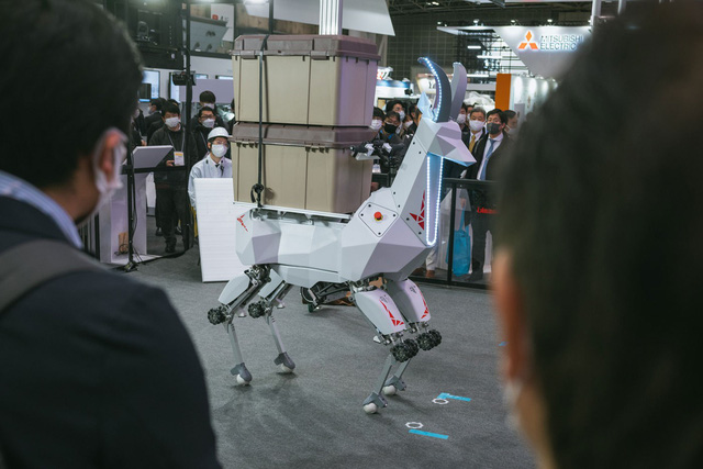 Robot hỗ trợ di chuyển vật nặng tại Nhật Bản - Ảnh 1.