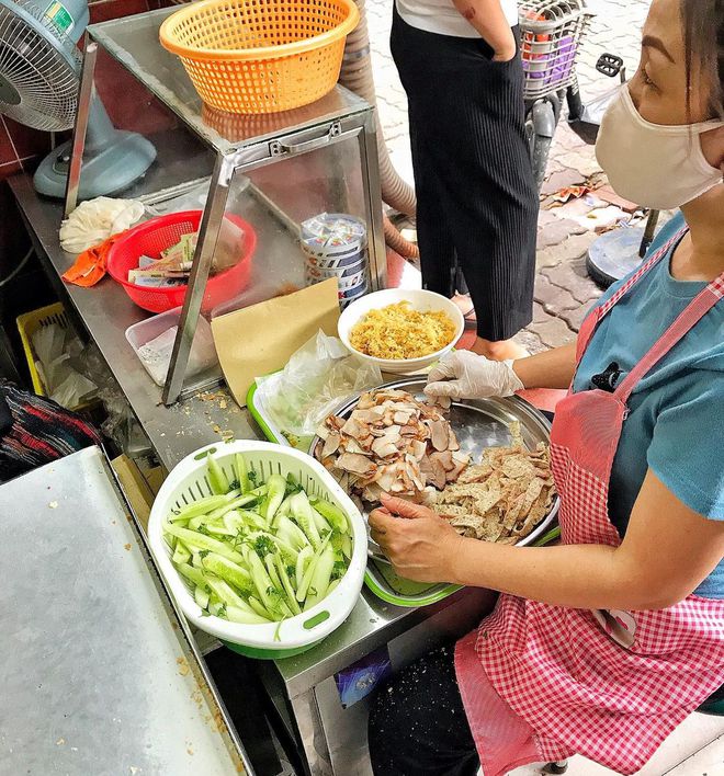 Những tiệm bánh mì thơm ngon “số dzách” ở Việt Nam được báo nước ngoài khen ngợi hết lời, khách Tây ghé mua nườm nượp - Ảnh 11.