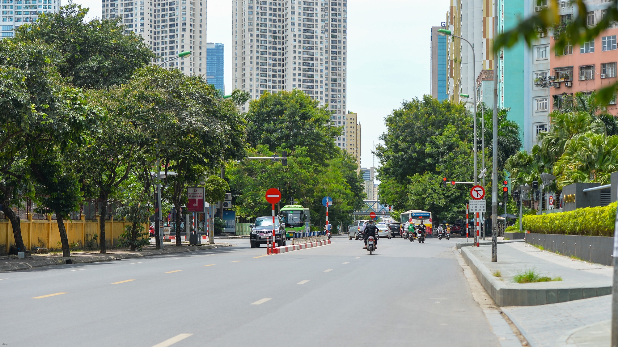 Hà Nội: Người lao động chật vật mưu sinh dưới cái nắng đổ lửa như thiêu như đốt - Ảnh 1.