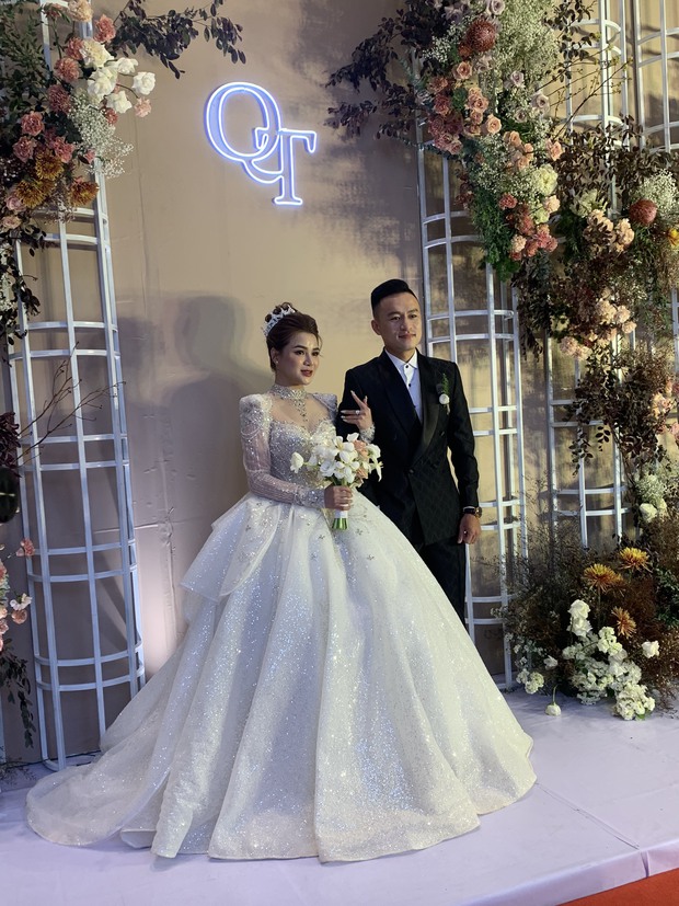 Váy cưới đính 80000 viên pha lê của Mỹ Ngọc Bolero