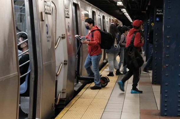 Ống quần mắc kẹt vào cửa tàu điện ngầm, người đàn ông gặp cái kết thương tâm - Ảnh 1.