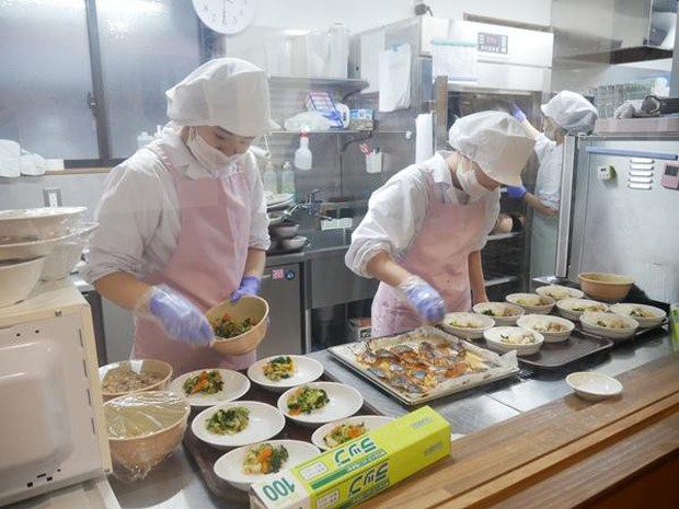 Nhật Bản: Kinh hoàng vụ nhân viên trường học trộn chất thải vào thức ăn trưa của học sinh - Ảnh 1.