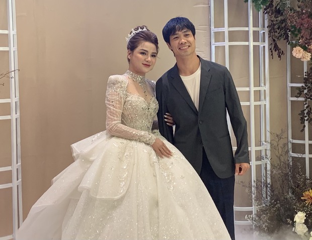 Viên Minh nền nã, vợ Bùi Tiến Dũng xinh như công chúa trong lễ cưới của cựu tuyển thủ Võ Huy Toàn - Ảnh 3.