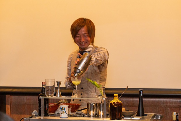 18 tuổi lên thành phố xin việc, 39 tuổi bartender vĩ đại nhất Nhật Bản đoạt nhiều giải thưởng danh giá châu Á, vẫn tự tay chăm sóc vườn thảo dược không ngại nắng mưa - Ảnh 4.